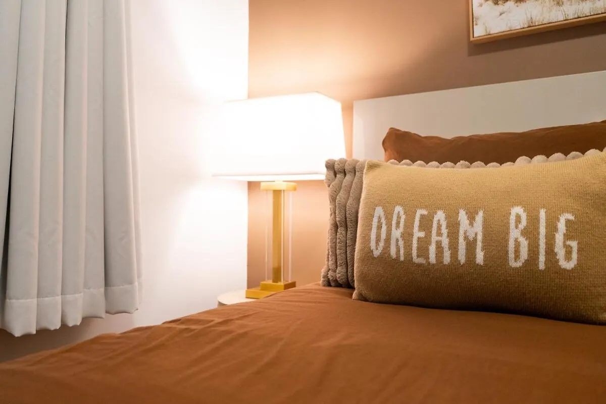 Elegant 2Br Suite With Parking, Only 7 Mins To Niagara Falls And Sleeps 4 Guests Apartment